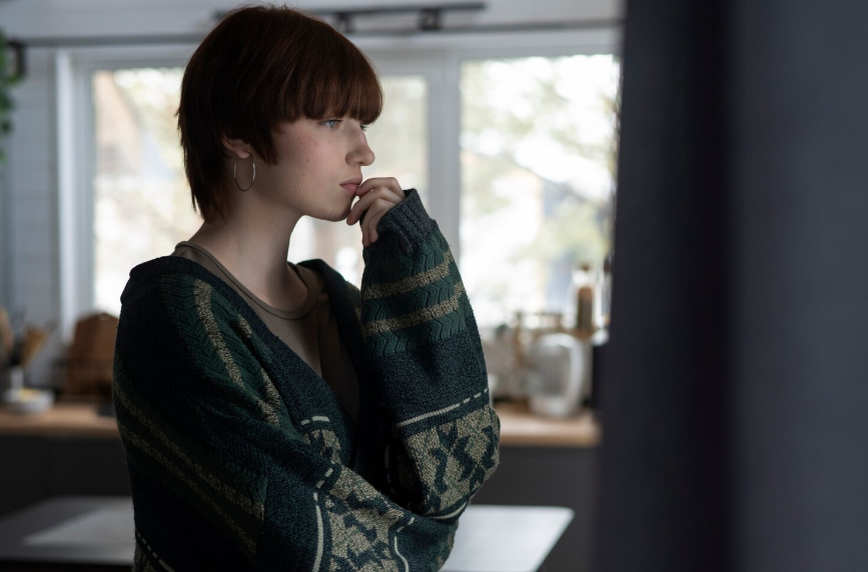 Понять, что отношения закончились, — дело секунды. А вот вернуть к себе ту часть энергии, которая ещё живёт в воспоминаниях об этом человеке, — долгий и болезненный психический труд, который психоанализ называет работой горя.