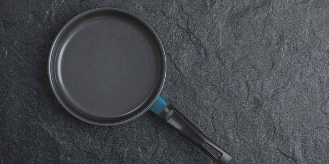 Как отмыть пригоревшую сковороду — смешали 3 ингредиента и положили в пакет