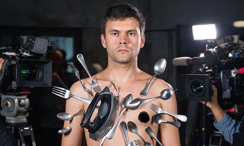 Феномен людей-магнитов — это редкий и необъяснённый научно случай, при котором отдельные люди способны притягивать и удерживать на своей коже металлические предметы без видимых усилий. Объекты, включая монеты, столовые приборы, ножи и другие металлические изделия, будто приклеиваются к телу, чаще всего к области грудной клетки или живота, создавая впечатление наличия сильного магнитного поля вокруг человека. Несмотря на многочисленные наблюдения и свидетельства очевидцев, современная наука не нашла убедительных доказательств реального магнитного воздействия, полагаясь преимущественно на альтернативные объяснения, такие как повышенная липкость кожи или сильные статические заряды.