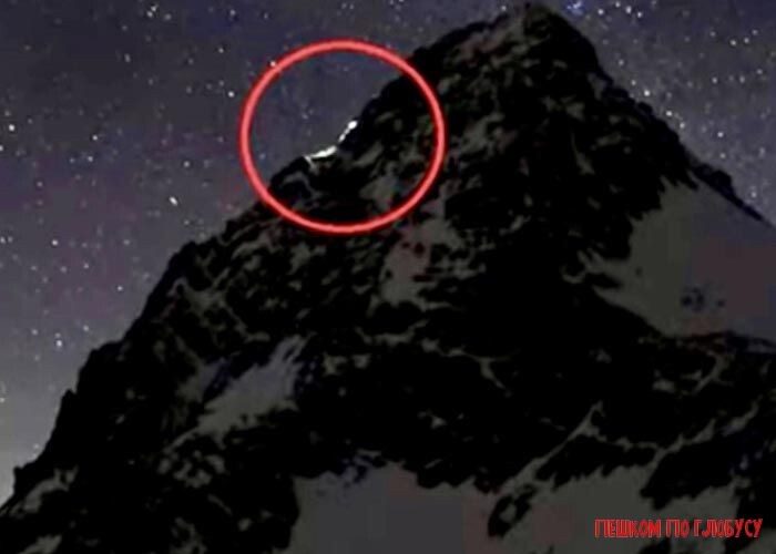 По данным веб-камер из Адлерсруэ наблюдалось движение огоньков налобных фонарей парочки, медленно перемещающихся вверх