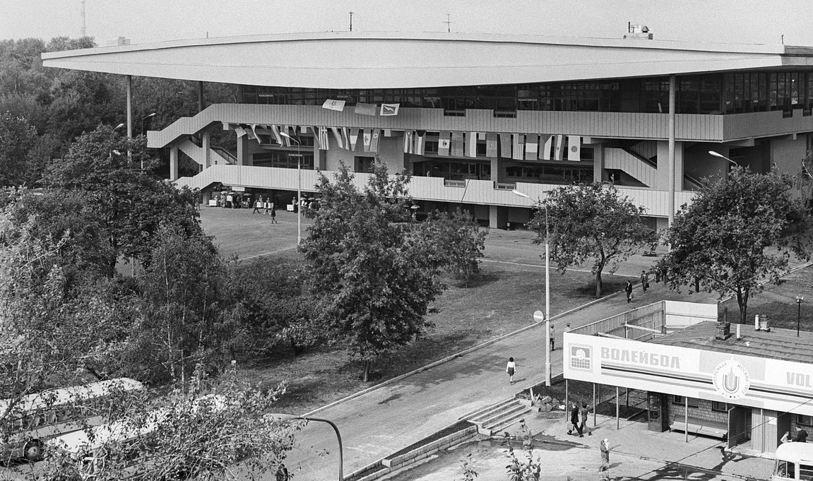 Дворец спорта "Сокольники" в те годы.   Роковой выход в правом нижнем углу, прикрыт деревом.