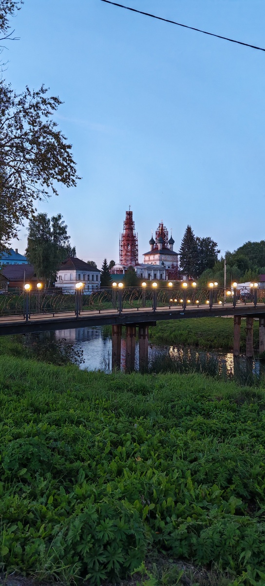 Речка Нерехта протекает через весь городок, извиваясь. Через неё перекинуты пешеходные и автомобильные мостики