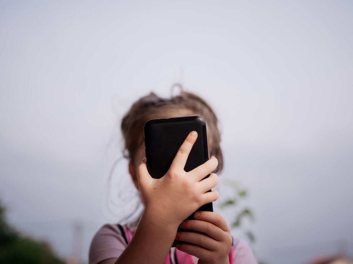    Девочка со смартфоном | © iStock.com / Marizza