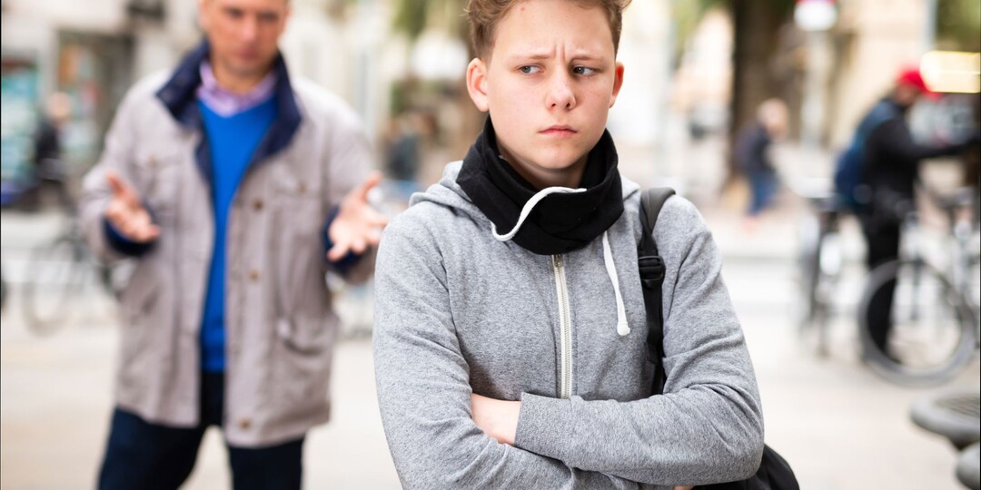 «Я тебе всю жизнь отдала». Как родительская жертвенность превращается в эмоциональный долг — и почему дети от этого отдаляются