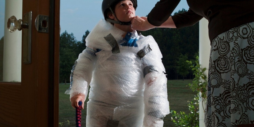 Учить самостоятельности или делать всё за ребёнка? Почему гиперопека выглядит как любовь, а ребёнок воспринимает её как недоверие