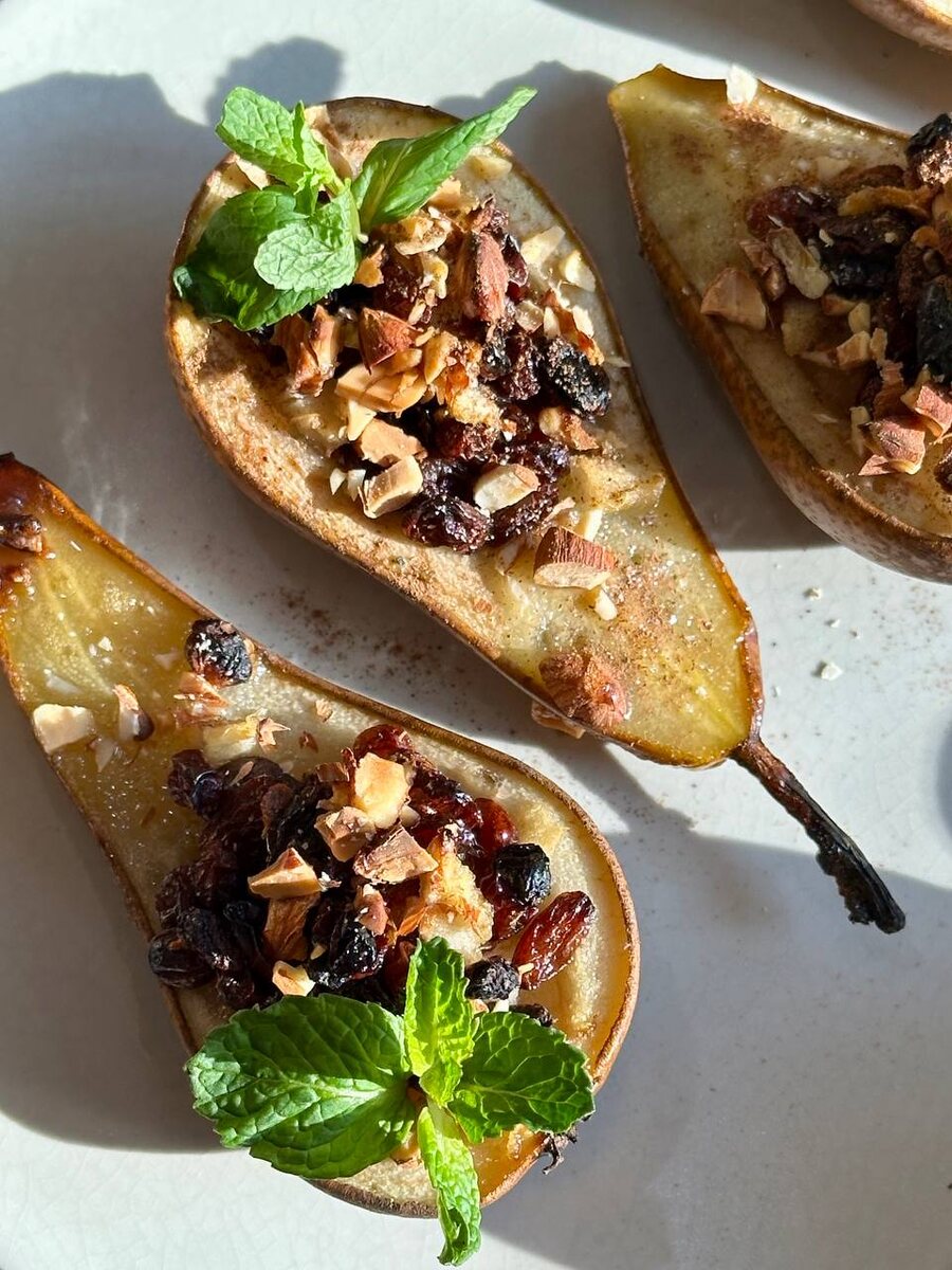 Запечённые груши с миндалем и изюмом