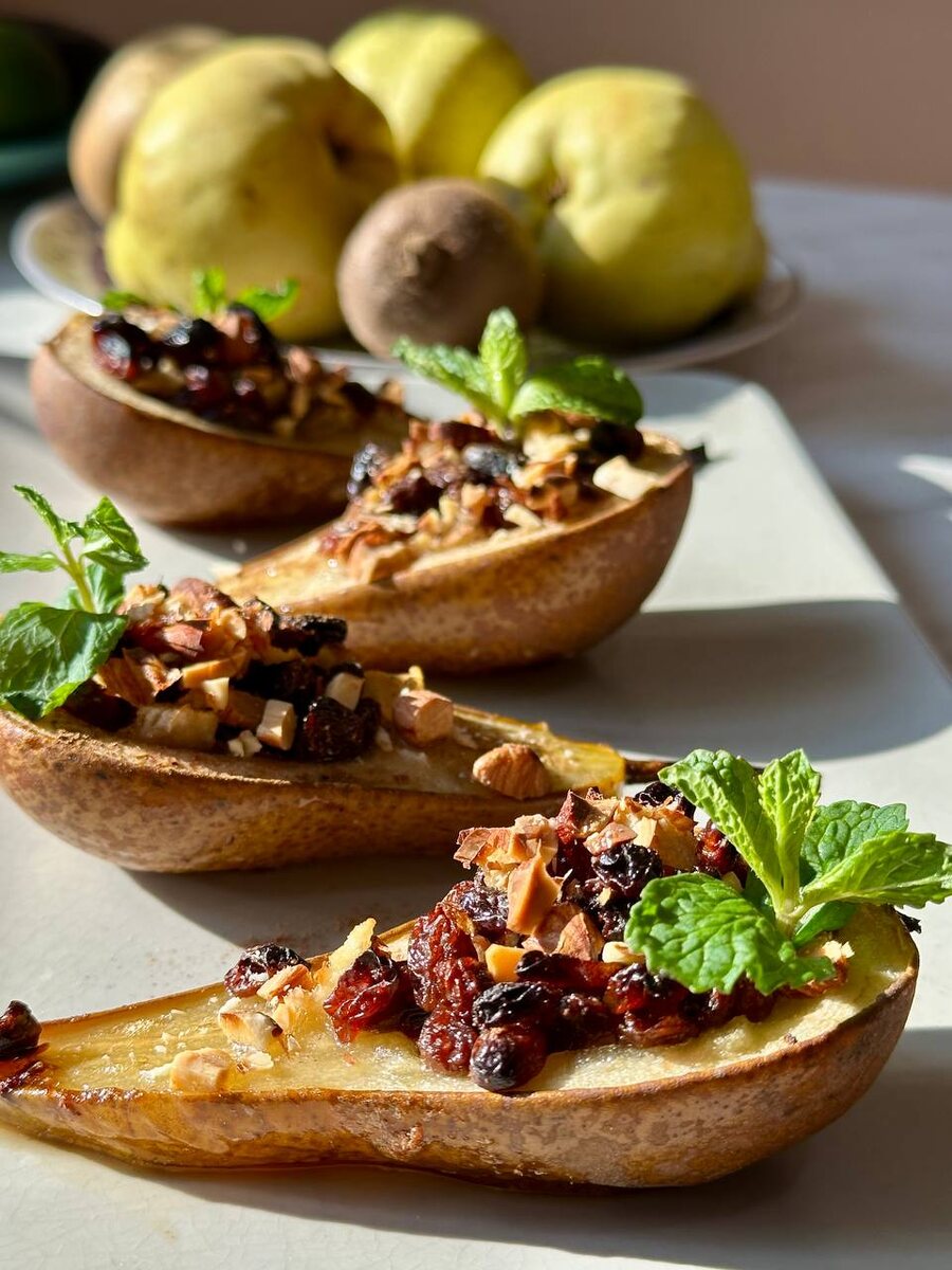 Запечённые груши с миндалем и изюмом