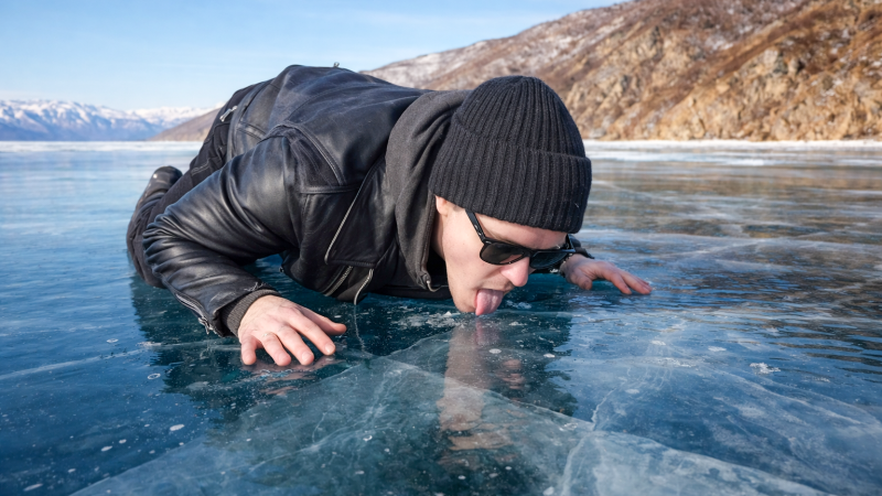 Шаман лижет Байкал