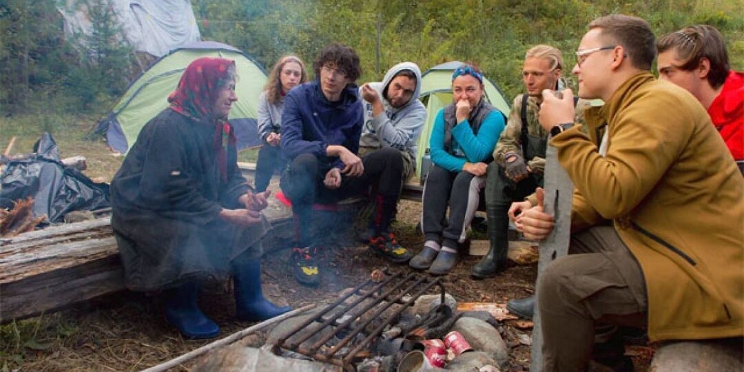 Агафья Лыкова учит московских гостей одному интересному занятию