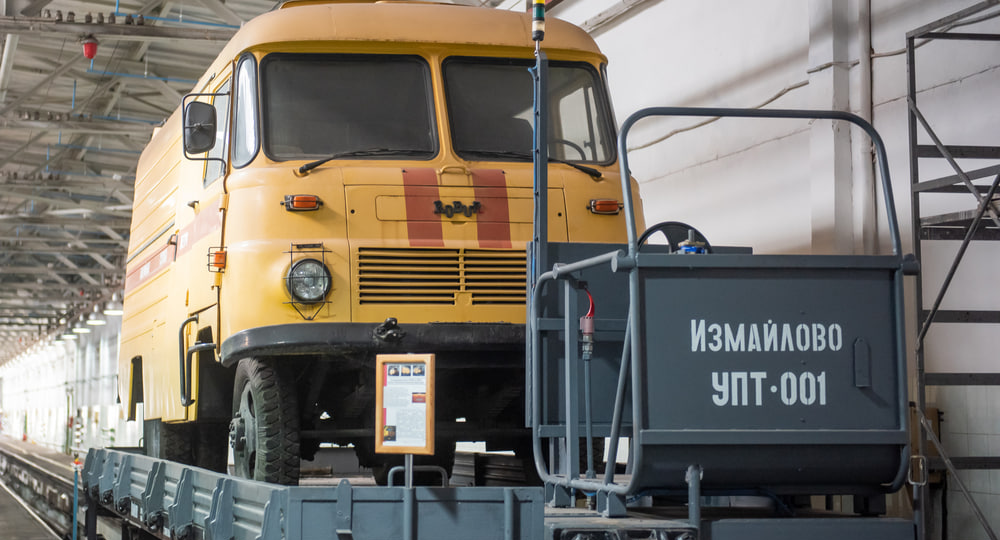 Старый немецкий грузовик в метро