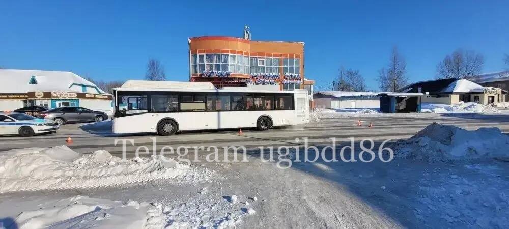    Под колеса автобуса в Югре попала 22-летняя девушка