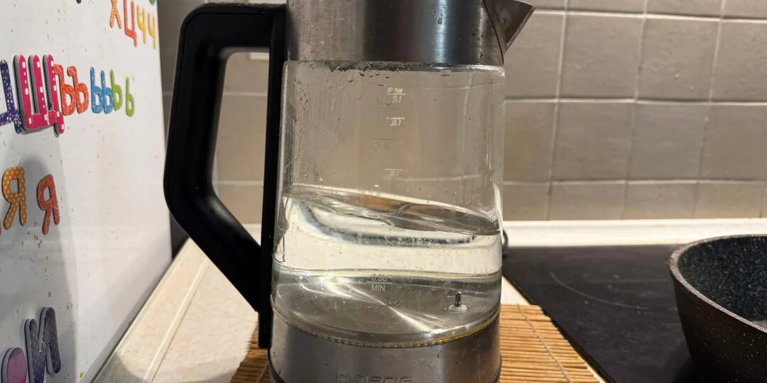 Не уксус: добавляю в чайник и накипь отваливается кусками - лайфхак от друга-химика