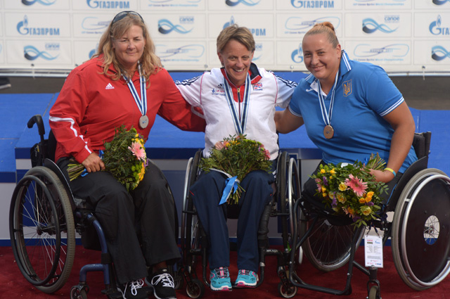 Призер женских соревнований параканоэ на дистанции 200 м на чемпионате мира по гребле на байдарках и каноэ Кристин Готье (слева), 2014 г. Фото: РИА Новости/ Григорий Сысоев