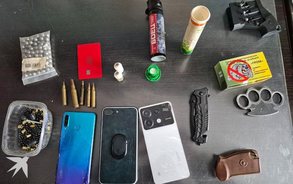    Участников банды задержали и изъяли предметы, свидетельствующие о нападениях на людей. Фото: предоставлено источником