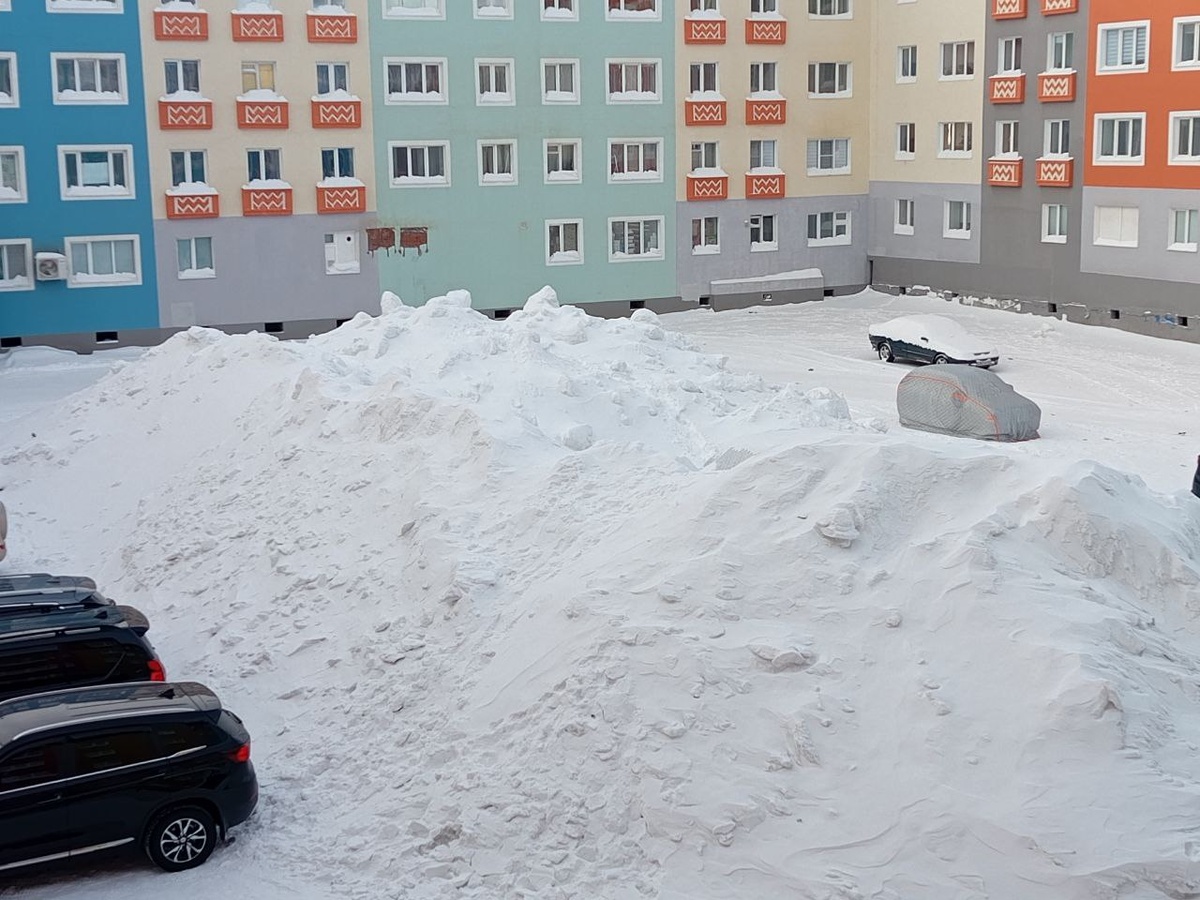 Складирование снега во дворах Норильска создает  угрозу для устойчивости многоквартирных домов и других зданий, а также создает риски проседания асфальта и образования провалов