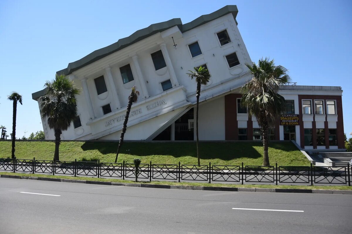    Перевёрнутый ресторан в Батуми. © РИА Новости. Денис Асланов