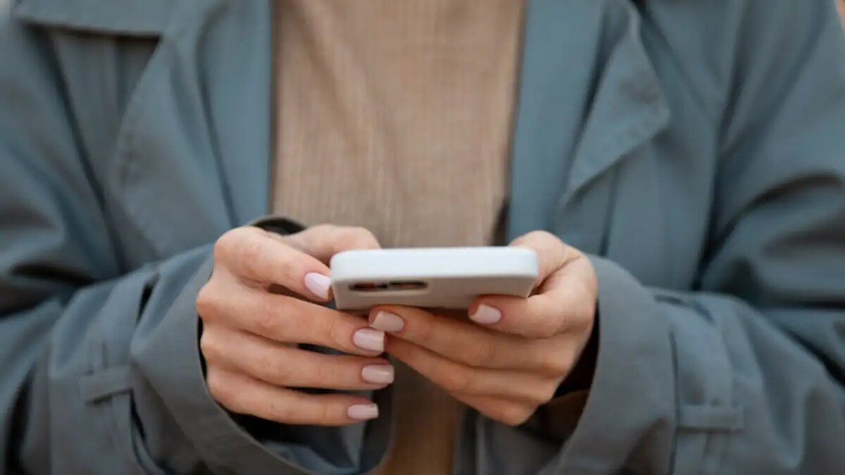    Сотовый телефон. © freepik.com