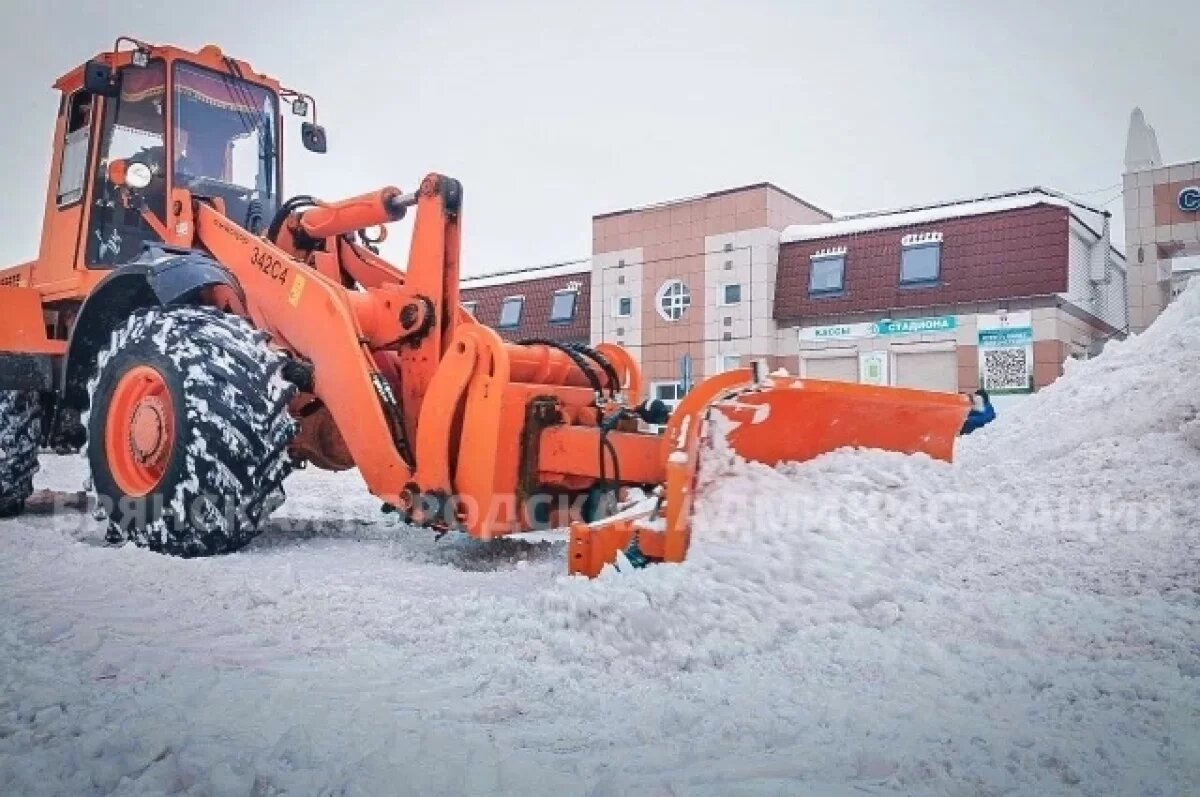    Дорожники за сутки вывезли с улиц Брянска более 3000 тонн снега