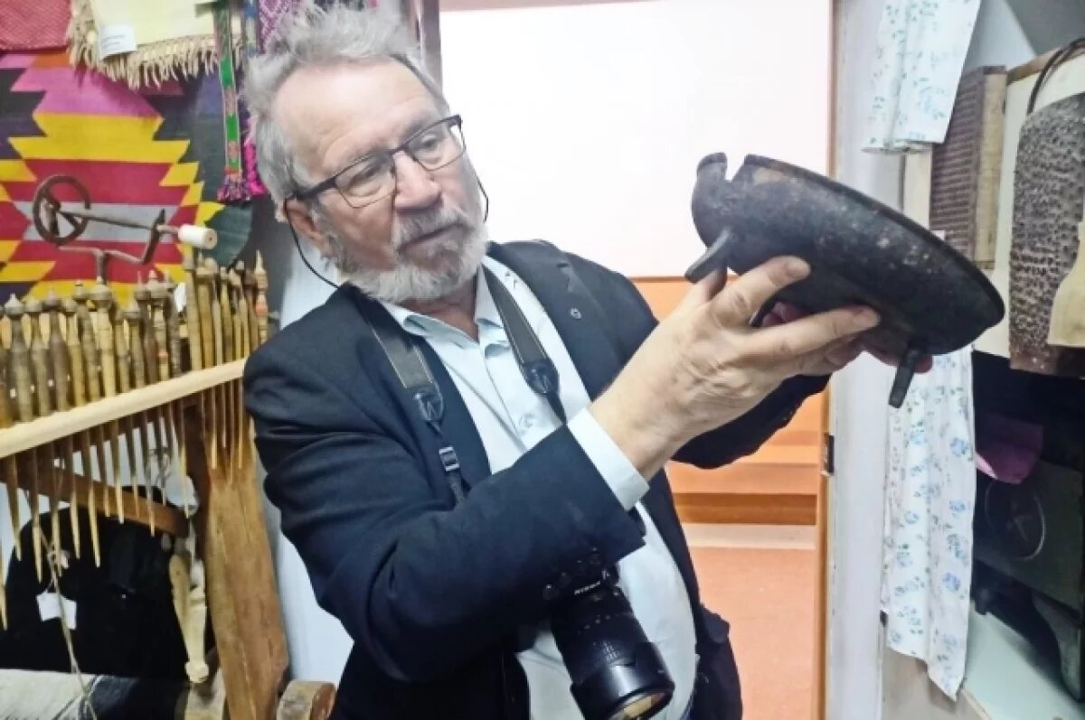    Александр Таиров способен восстановить многие детали древней жизни по найденным предметам – будто то чаша или кинжал