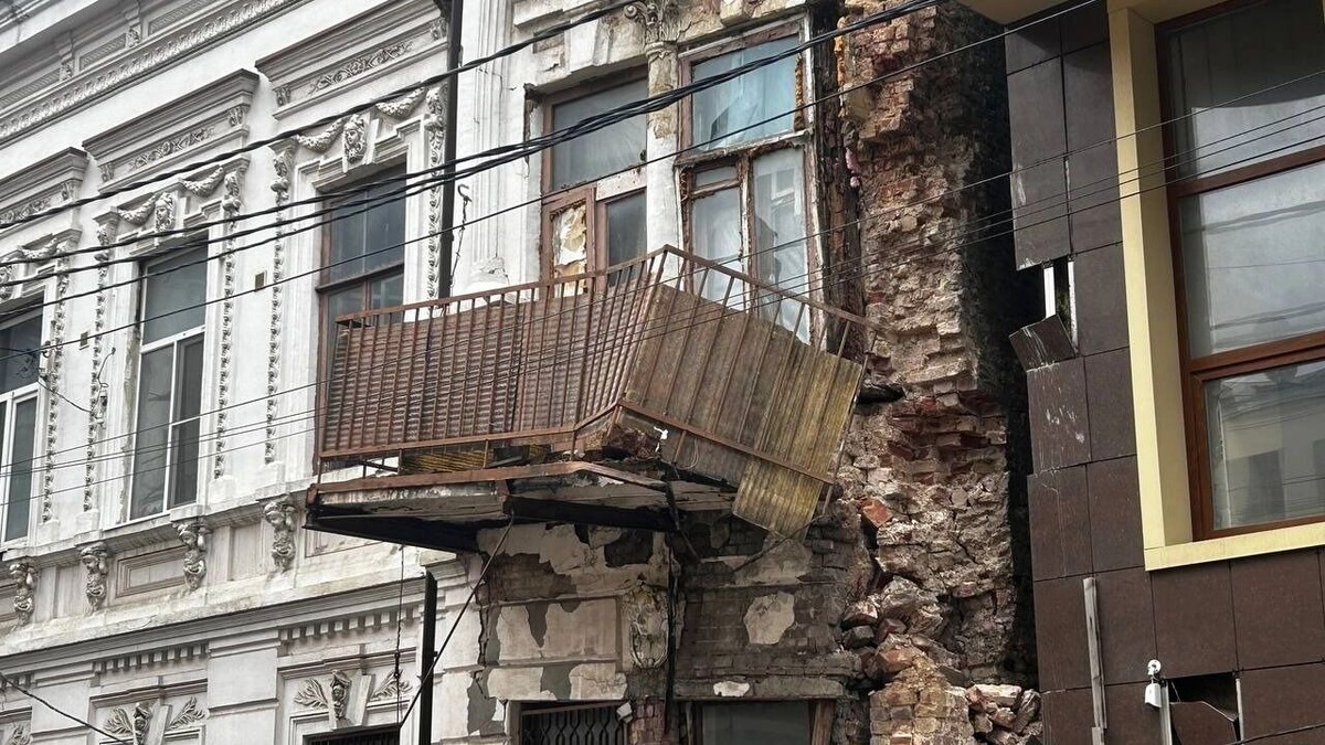    На фото последствий видно, что балкон держится буквально на ниточке.   rostovgazeta.ru