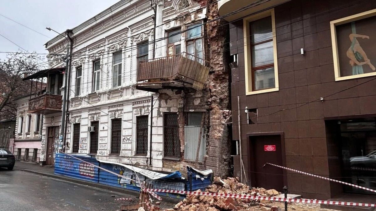    На фото последствий видно, что балкон держится буквально на ниточке.   rostovgazeta.ru