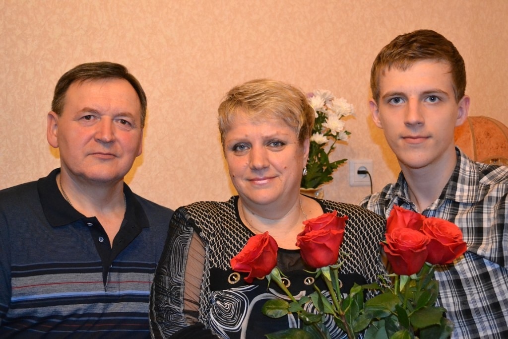 Глеб с родителями || Фото из личного архива Глеба Белозёрова. Автор неизвестен