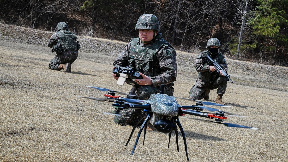    Поначалу военные Южной Кореи запускали дроны в сторону соседей в режиме полной секретности, теперь этим занялись некие гражданские.