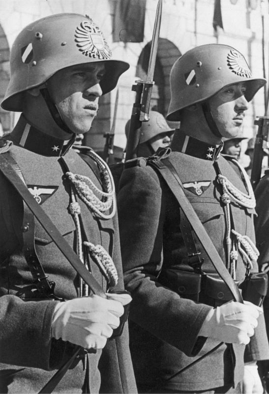 Строй австрийских солдат, включенных в состав вермахта после аншлюса Австрии. Немецкие орлы на кителя уже нашиты, но знаки различия и каски еще австрийские. 1938 год.