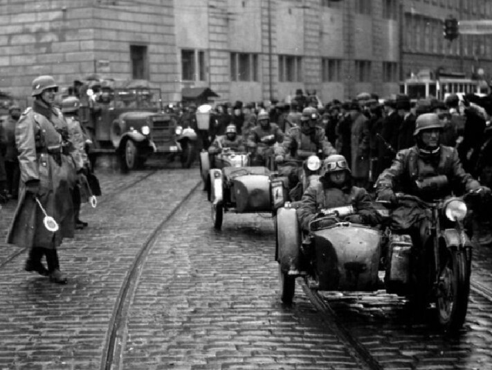 Колонна немецких мотоциклистов проезжает по улице Праги перед парадом войск вермахта, март 1939 года.