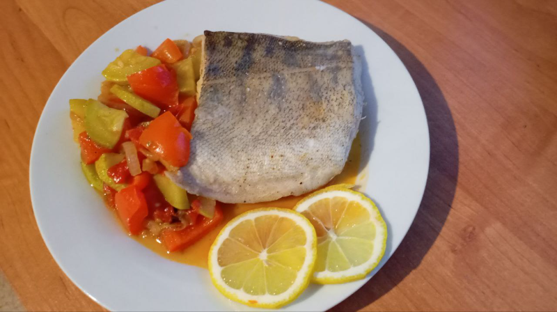 Судак с овощами на сковороде