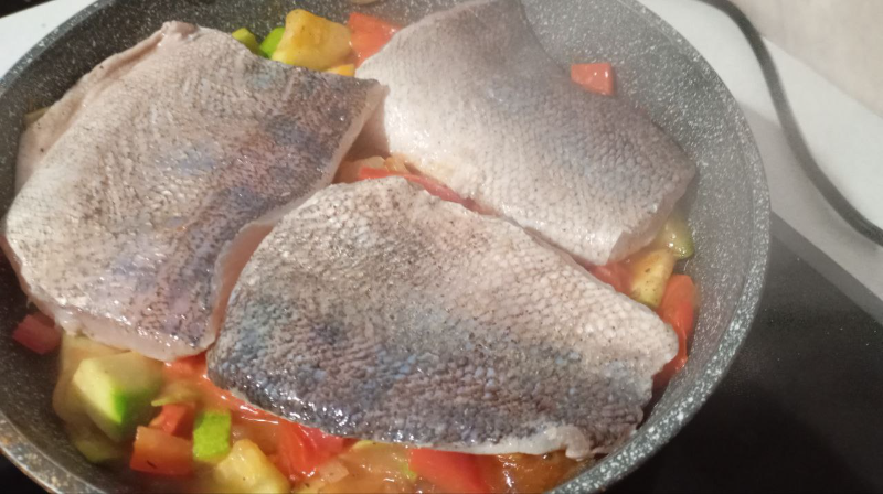 Рыба на овощной подушке за полчаса: простой рецепт нежного ужина в одной сковороде