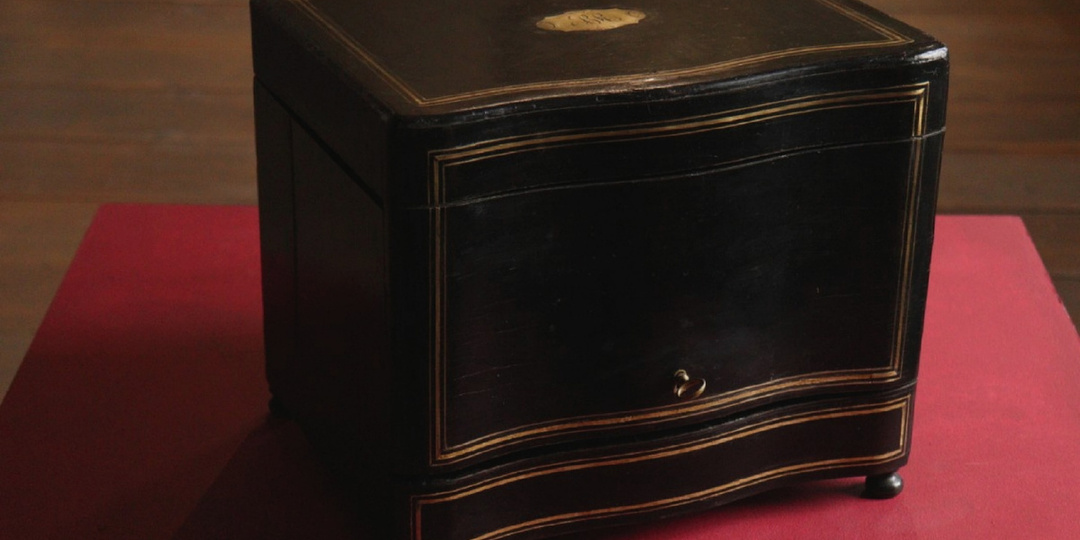 В дальних поездках незаменимой вещью для путешественника был походный сундучок – погребец!