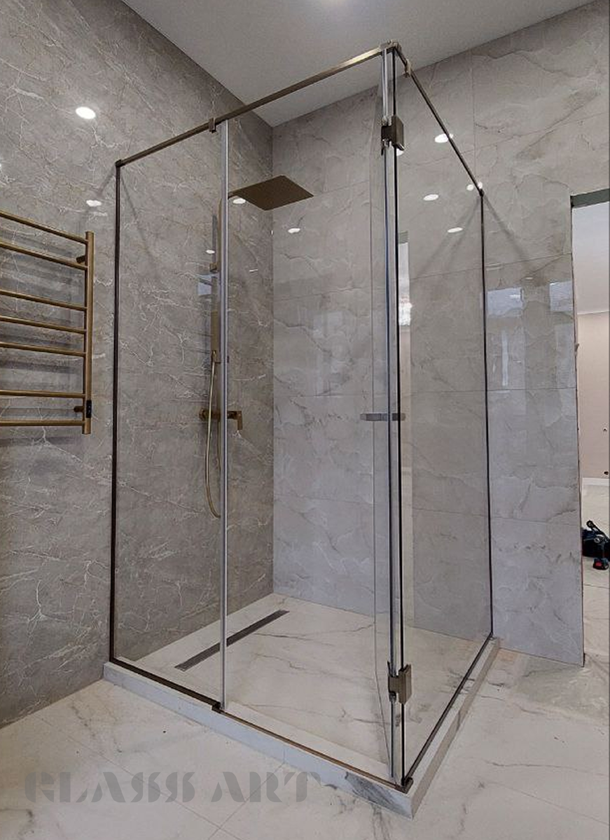 Распашная душевая перегородка с прозрачным стеклом