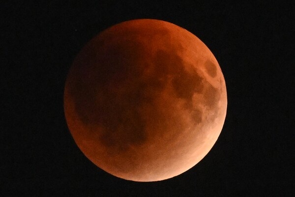 Полное лунное затмение в Москве, 7 сентября 2025 года / Кирилл Каллиников/РИА Новости   📷