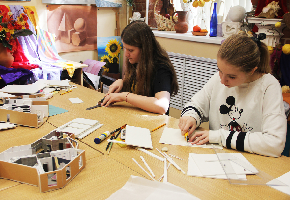 На фото: занятие на курсе "Дизайн интерьера" для школьников в Современной школе дизайна