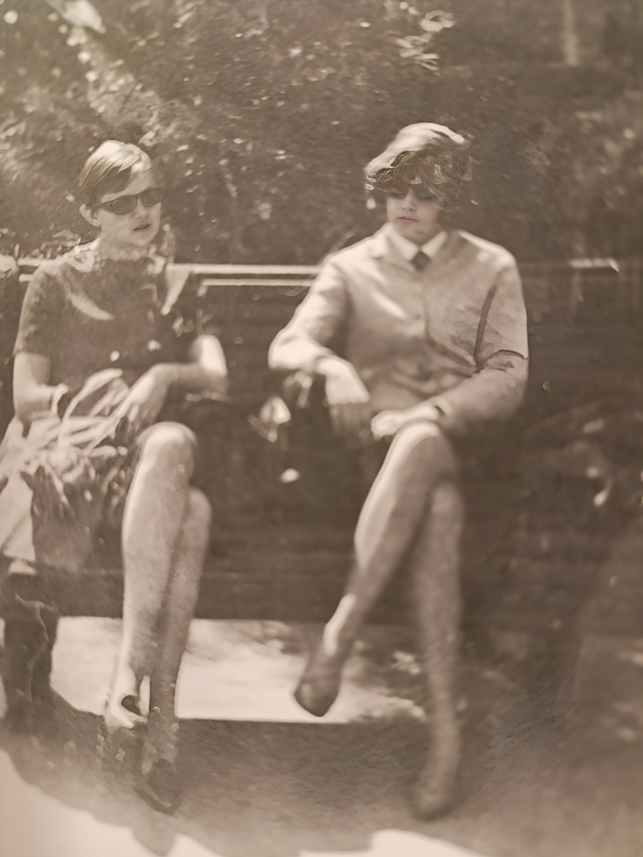 Возле института с подругой Леной. Я - справа.