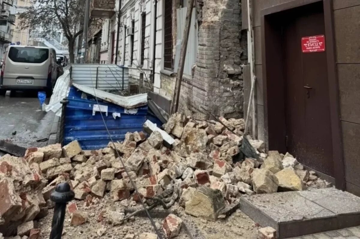    В центре Ростова на Шаумяна рухнула стена старинного дома