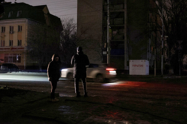 Люди на одной из улиц Белгорода во время отключения электроэнергии в городе после ударов ВСУ, январь 2026 года / Stringer/Reuters   📷
