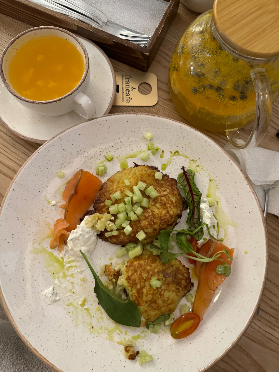 Завтрак в читинском кафе - драники и семга