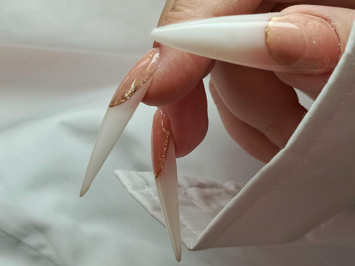 
  *
Сначала иду к тем, кто боится «опытных» и ценит честность. Новичок — безопаснее: без пафоса и завышенных ожиданий. Я прямо говорю в контенте: «я только учусь, делаю аккуратно и внимательно, без конвейера». Именно честность привлекла первых 12 клиентов — людям важнее чувство, что их не оценивают и не торопят.

  *
Второй источник — окружение второго круга: знакомые друзей, жены коллег, соседки, мамы одноклассников. Я не кричу «запишитесь», а говорю: «мне нужны живые руки для отработки, чтобы скорость и чистота шли быстрее». За неделю набрали 9 моделей, 5 остались на постоянку — люди почувствовали part старт.

  *
Третье — локальные чаты и комментарии, где люди жалуются на сколы и плохой маникюр. Без продажи, с эмпатией: «я учусь и делаю ставку на аккуратность, могу показать работы». Люди сами пишут, потому что видят искренность и старание.

  *
Четвёртое — показывать процесс обучения, а не только результат. Доверие растет, когда видят сомнения, переделки и поиск наставника. 

  *
Пятое — продавать не ногти, а ощущение причастности к росту. Клиенты хотят быть «с самого начала» и говорить: «я к ней ходила, когда она училась». Это дарит чувство значимости и тепла, которого не купить.

Вопрос: клиенты выбирают только опыт, или ищут место, где их будут ценить по имени и видеть их рост?