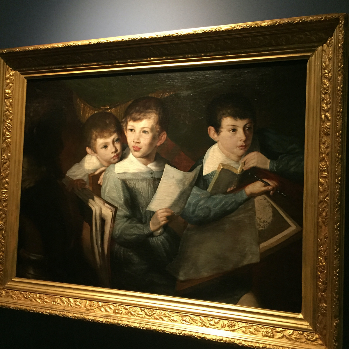 Продолжаю украшать книжные обзоры книжными картинами, попадавшимися мне в разное время в разных местах. Эти трогательные читающие мальчики повстречались на выставке в «Рабочем и колхознице». Художника не помню, искусственный интеллект тоже не справляется. Но у меня ассоциации с маленьким Костей Паустовским, который живет в своем выдуманном мире и уверен, что станет писателем.