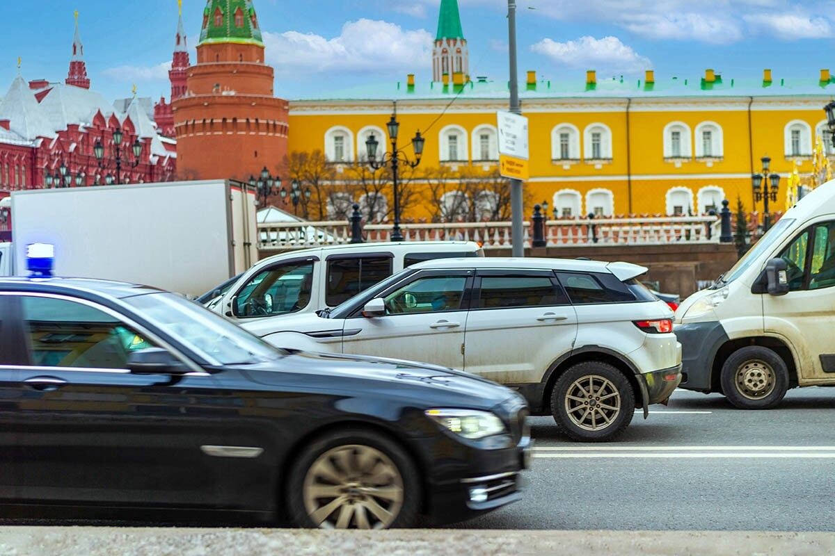 По вопросам штрафов, эвакуации и парковки в Москве звоните по номеру +7 (495) 539-54-54. Источник: Evgenii Panov / Shutterstock / FOTODOM📷

