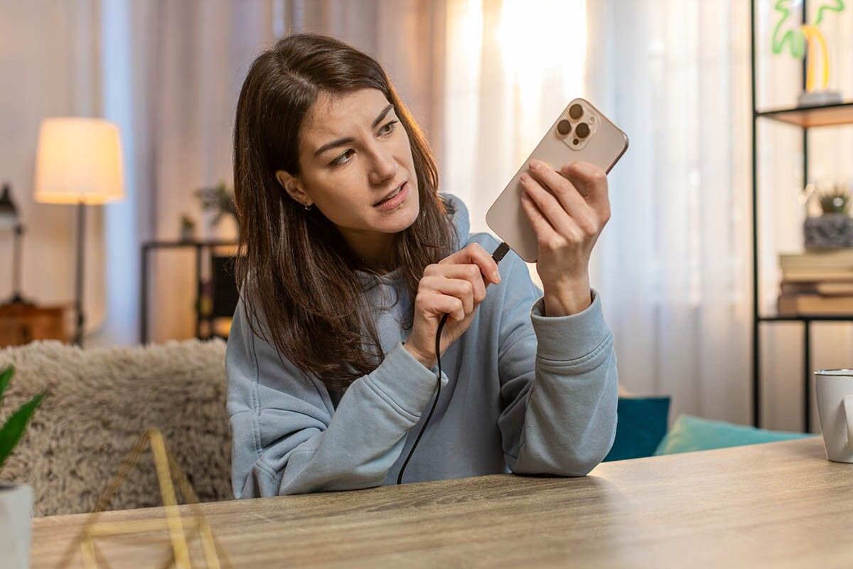Держите дома запасной зарядник. Источник: Andrii Iemelianenko / Shutterstock / FOTODOM📷
