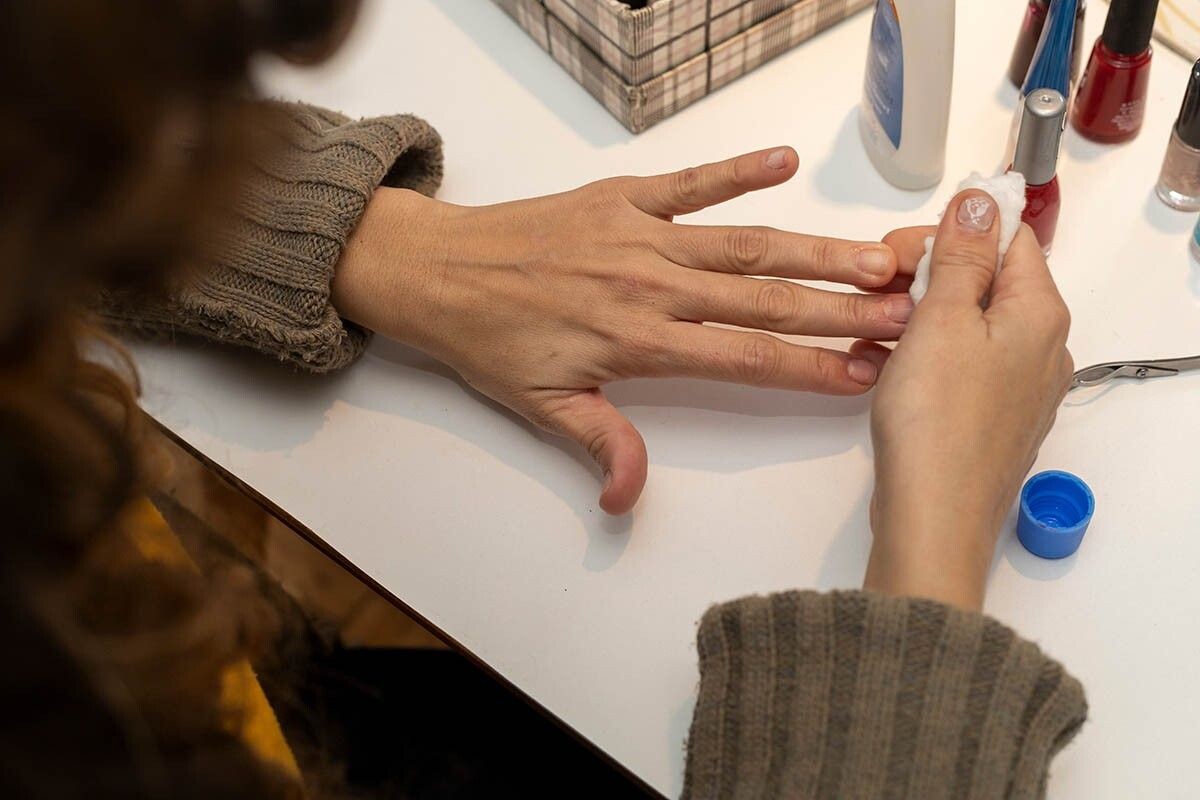 Если неправильно снимать маникюр, можно испортить ногти. Источник: Amilciar / Shutterstock / FOTODOM📷
