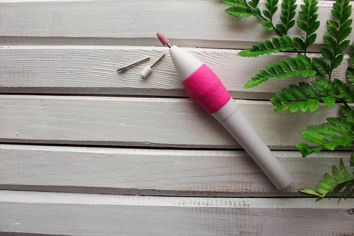 Мини-дрель с насадками для маникюра можно купить на маркетплейсе. Источник: Katherine1 / Shutterstock / FOTODOM📷
