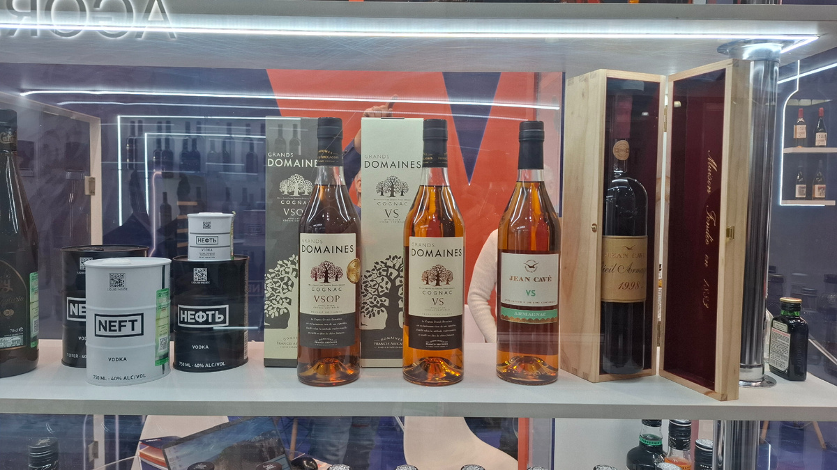 Cognac Grands Domaines VS на стенде поставщика