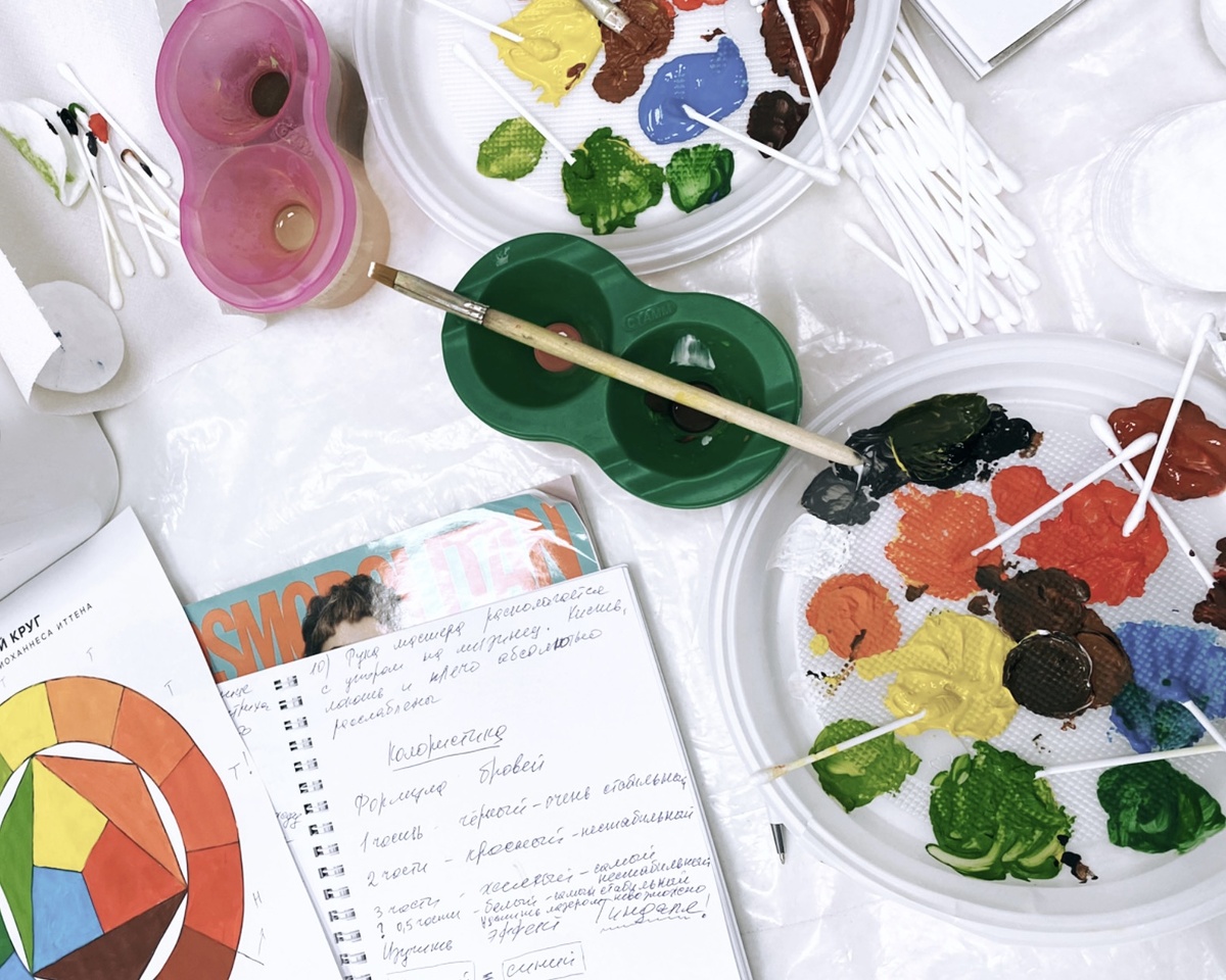 Смешиваем краски для изучения колористики с ученицами