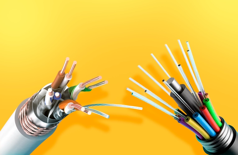 Слева — медная витая пара, справа — оптоволокно. Один кабель передает электричество, другой — свет