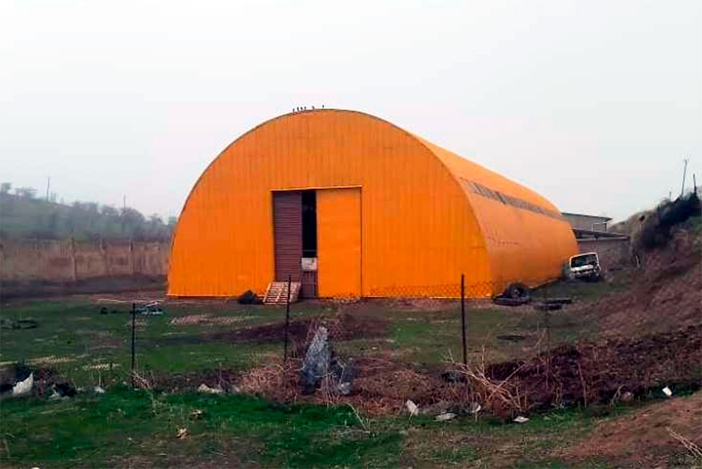 Ангар стал временным жильем для сотни собак из приюта Риммы Аглиулиной. Фото с сайта asiaplustj.info