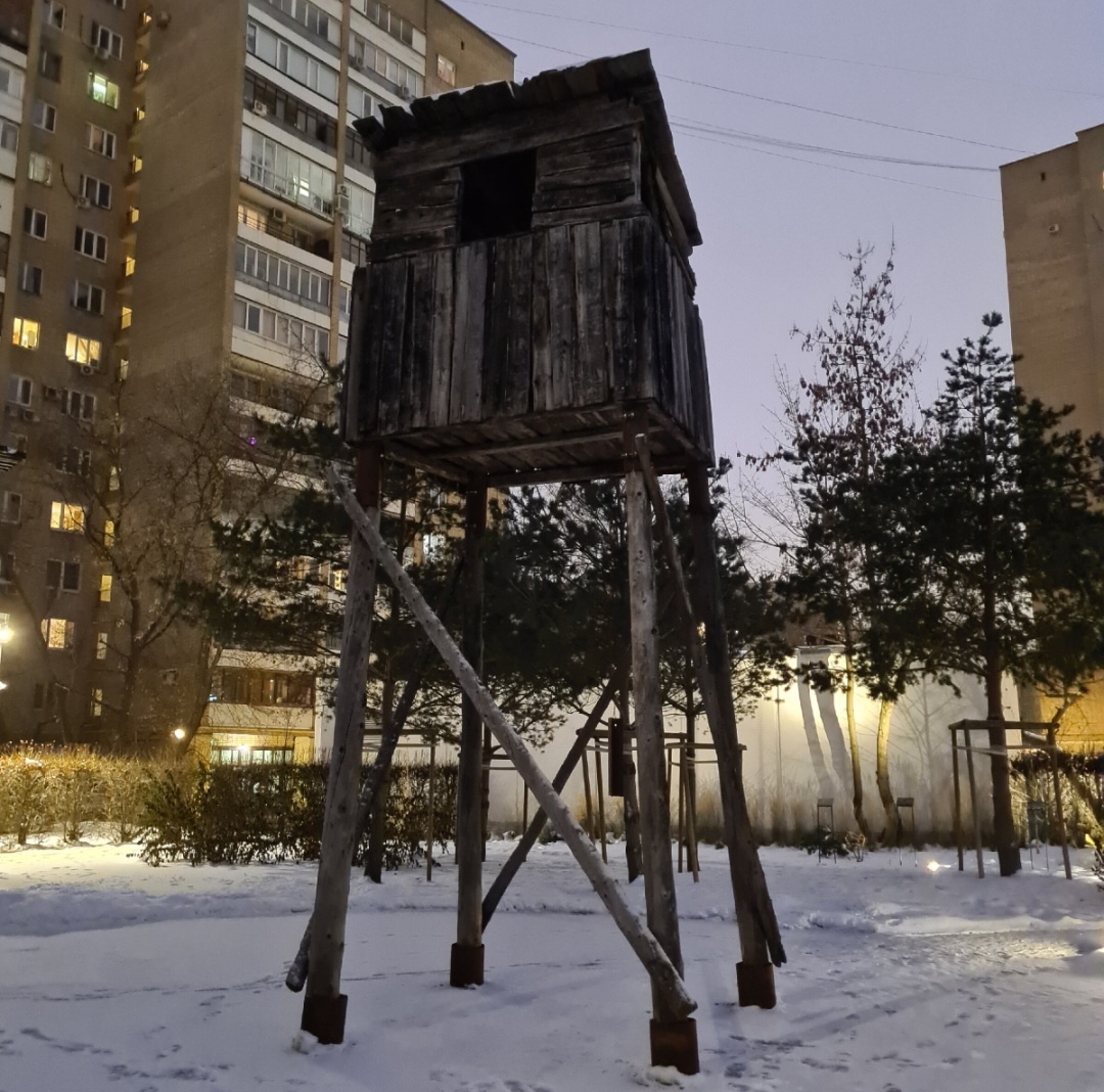 Вышка лагерная, которая была привезена из экспедиции Музея на территорию бывшего лагеря "Днепровский" в Магаданской области. Рудник "Днепровский" (1941 - 1955) добывал олово. Основной рабочей силой лагеря были заключенные, а орудия труда - кирка, лопата, лом и тачка. Передана Егором Ларичевем и Михаилом Шибистым.